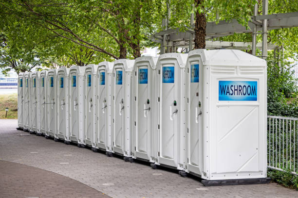 Best Portable restroom trailer rental  in Le Sueur, MN